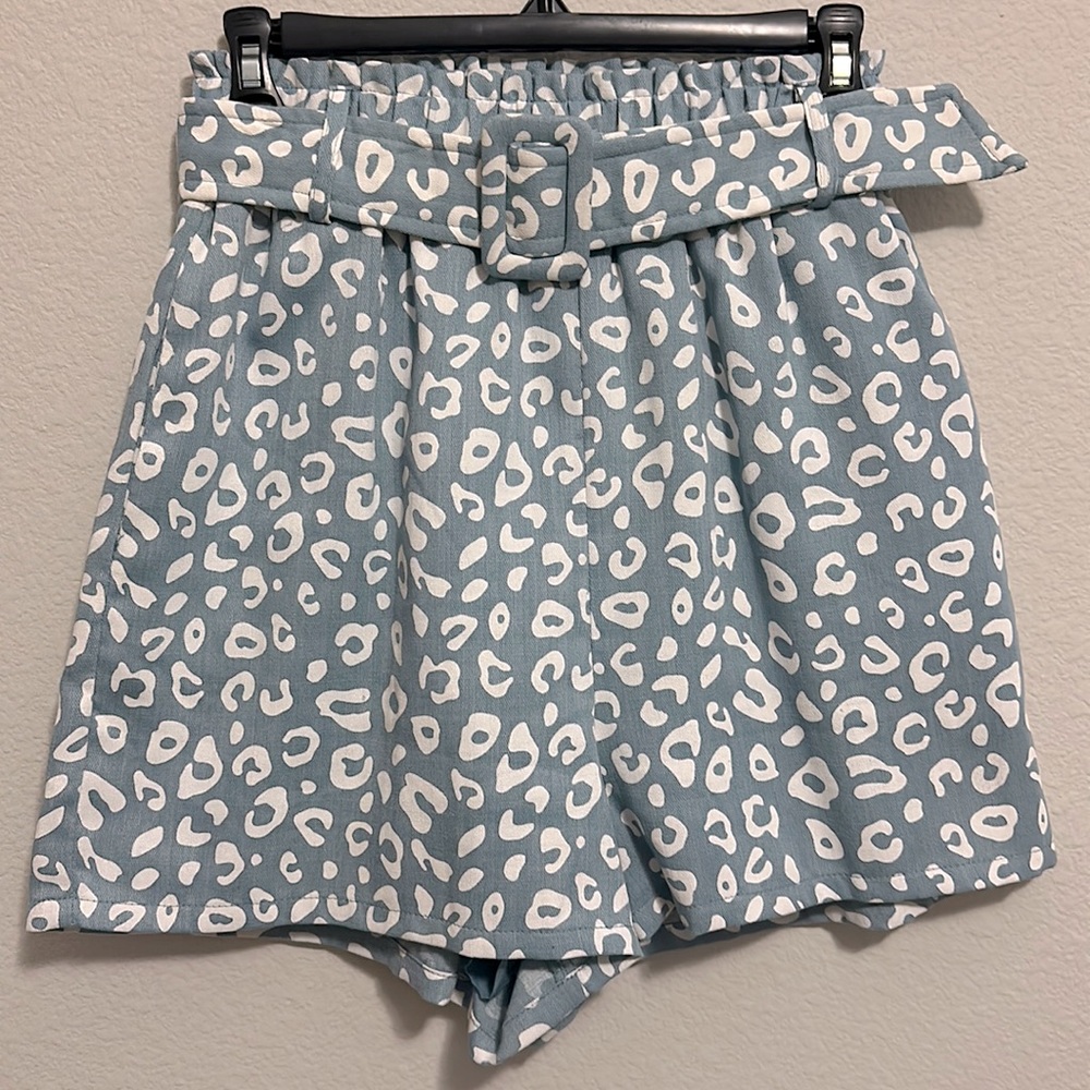 Entro high waisted shorts with belt and pockets
